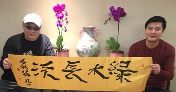 丁祖敏（左）与中国玉雕大师吴灶发（右）一起交流艺术创作心得